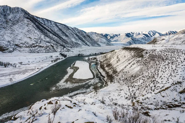 Горная река Катунь, Алтай, Россия. Зимний пейзаж . — стоковое фото