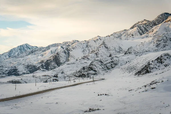 Altai Montanhas, estrada, inverno — Fotografia de Stock