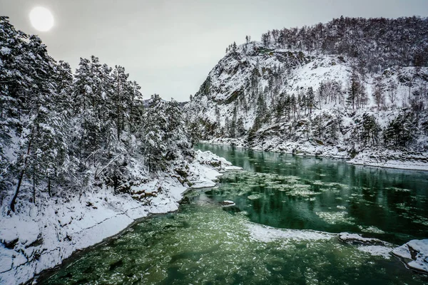 Dağ nehir Katun, Altay, Rusya Federasyonu. Bir kış manzara.