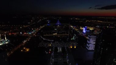 Astana, Kazakistan. Şehir merkezi üzerinden hava gece görünüm