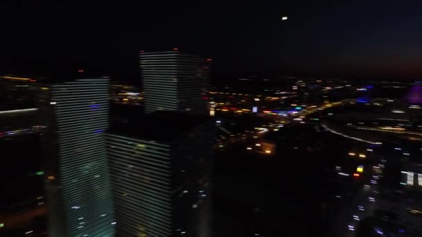 Astana, Kazachstán. Letecké noční výhled na centrum města — Stock video