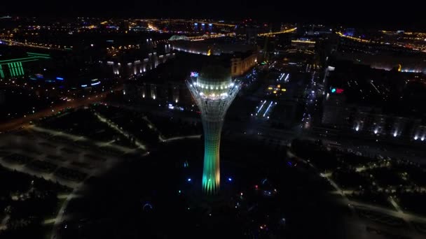 Astana, Kazachstán. Letecké noční pohled nad Baiterek — Stock video
