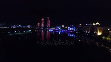 Astana, Kazakistan. Nehir Ishim üzerinden hava gece görünüm