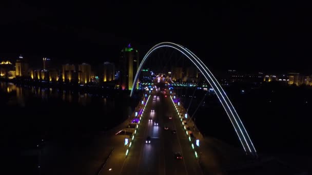 Astana (Kazachstan). Luchtfoto van de brug en de rivier Isjim — Stockvideo
