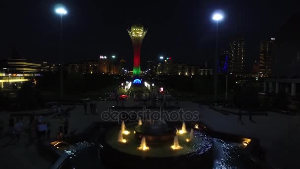 Astana, Kazajstán. Vista aérea nocturna de Baiterek — Vídeos de Stock