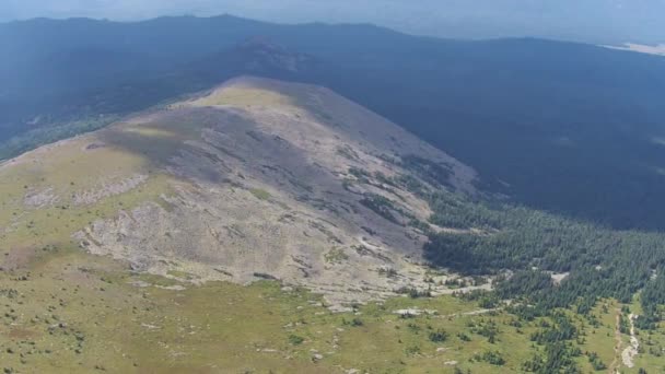 Luchtfoto uitzicht op Mount Iremel in de zuidelijke Oeral — Stockvideo