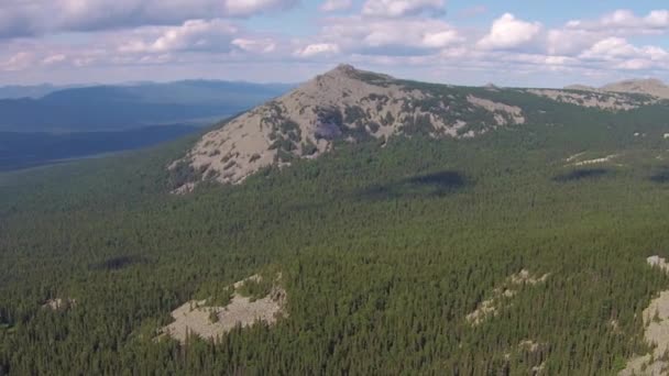 Anteny widoki Mount Iremel na Uralu południowego — Wideo stockowe