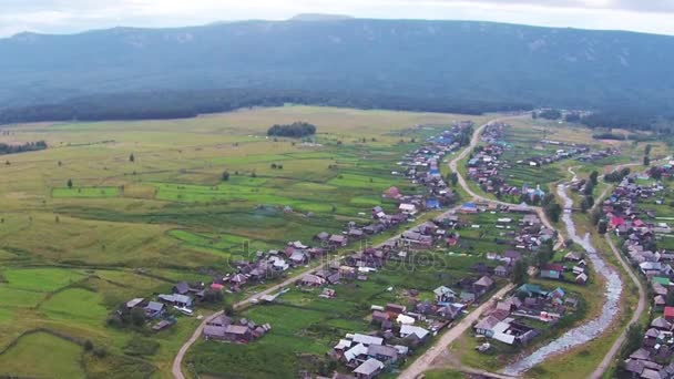 Vistas aéreas de la aldea Tyulyuk cerca del monte Iremel en los Urales del Sur — Vídeos de Stock