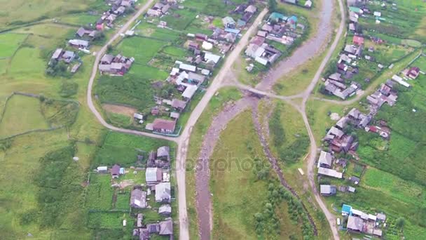 Вид с воздуха на село Тюлюк вблизи горы Иремел на Южном Урале — стоковое видео