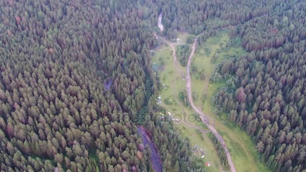 Повітряні переглядів села Tyulyuk біля гори Iremel на південному Уралі — стокове відео