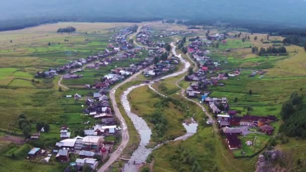Luchtfoto uitzicht op dorp Tyulyuk in de buurt van mount Iremel in de zuidelijke Oeral — Stockvideo