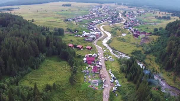 Aerial utsikt över byn Tyulyuk nära av mount Iremel i södra Ural — Stockvideo