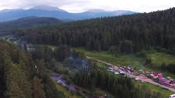 Anteny widoki wsi Tyulyuk w pobliżu mount Iremel na Uralu południowego — Wideo stockowe