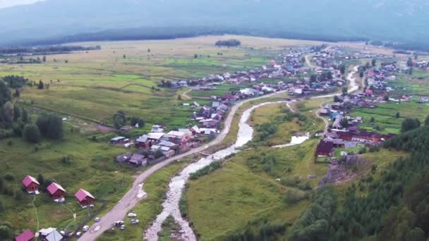 Luchtfoto uitzicht op dorp Tyulyuk in de buurt van mount Iremel in de zuidelijke Oeral — Stockvideo