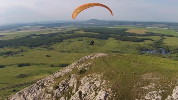 Aerial view of paragliding near the mountain solitary Toratau — Stock Video