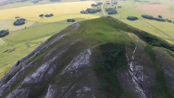 Flygfoto över skärmflygning nära berget ensam Toratau — Stockvideo