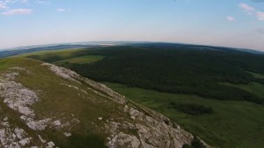 Yamaç paraşütü mountain yakınındaki hava görünümünü yalnız Toratau