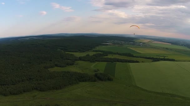 山の近くのパラグライダーの空撮孤独な Toratau — ストック動画