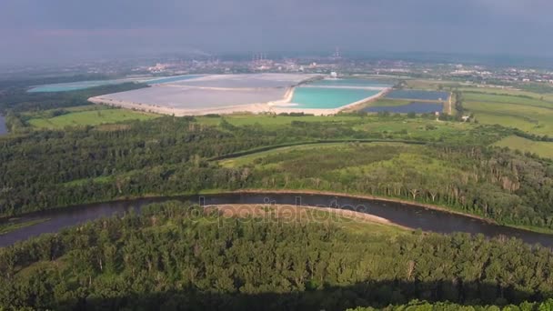 Letecký pohled na firmy Soda baškirština Shihana Kushtau. — Stock video