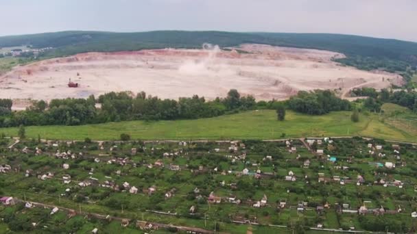 Luchtfoto uitzicht over de Shahtau berg — Stockvideo