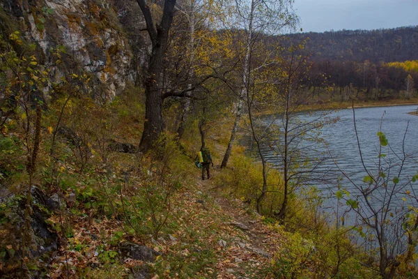 Туристы отправляются в походы — стоковое фото