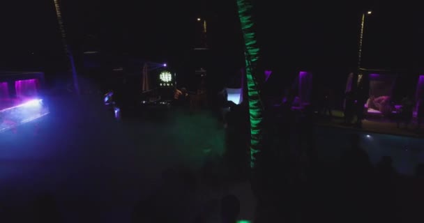 Večírek v klubu v Goa, Indie. Letecký pohled. Noční — Stock video