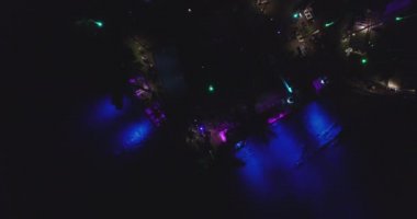 Goa, Hindistan kulüpte parti var. Havadan görünümü. Gece
