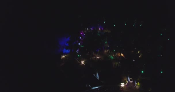 Вечеринка в клубе Гоа, Индия. Вид с воздуха. Ночь — стоковое видео
