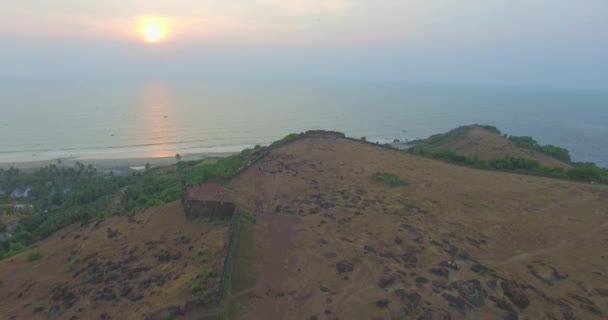 Fort Chapora kalıntıları. Goa devlet, Hindistan. Hava — Stok video