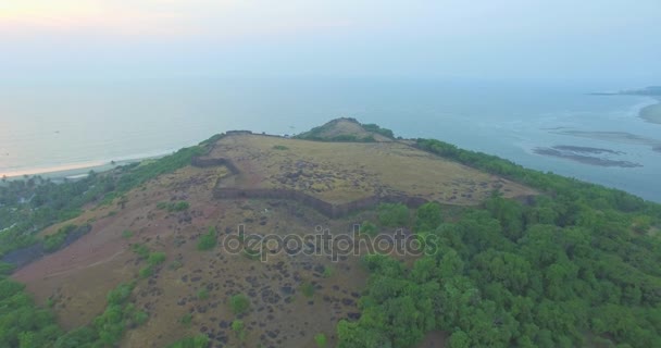 Ruines du fort Chapora. État de Goa, Inde. Aérien — Video