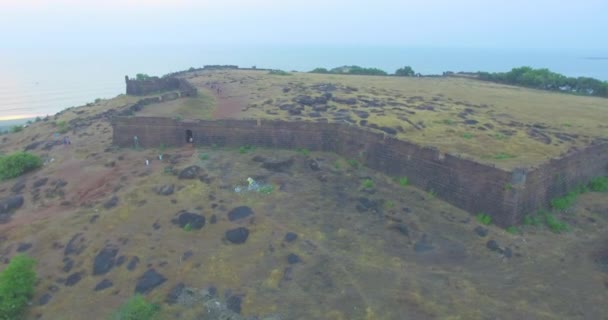 Fort Chapora kalıntıları. Goa devlet, Hindistan. Hava — Stok video