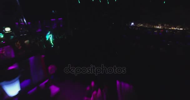 Fiesta en el club en Goa, India. Vista aérea. Noche. — Vídeo de stock