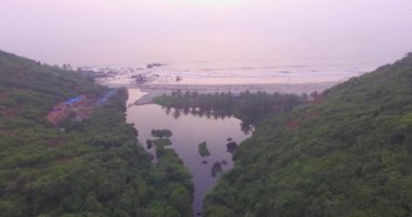 Kalacha sahilde günbatımı. Goa Hindistan'da. Hava