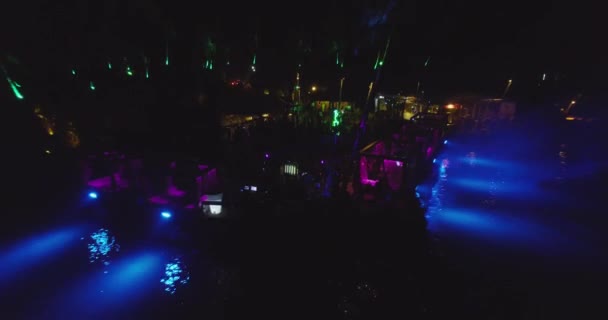Party w klubie w prowincji Goa, Indie. Widok z lotu ptaka. Noc — Wideo stockowe