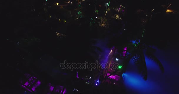 Вечеринка в клубе Гоа, Индия. Вид с воздуха. Ночь — стоковое видео