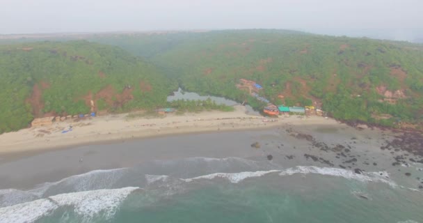 Playa Kalacha al atardecer. India en Goa. Antena — Vídeos de Stock