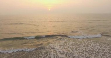 Kalacha sahilde günbatımı. Goa Hindistan'da. Hava