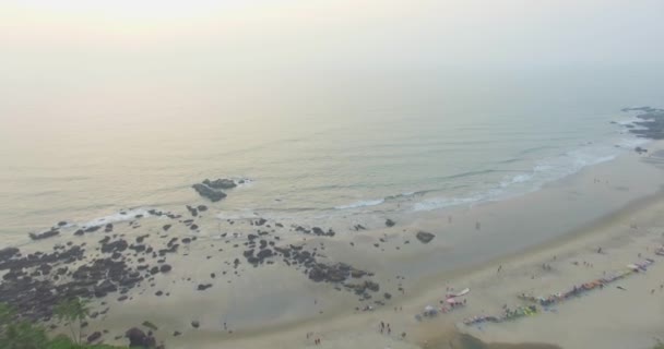 Praia de Kalacha ao pôr-do-sol. Índia em Goa. Aviação — Vídeo de Stock