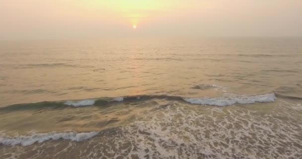 Praia de Kalacha ao pôr-do-sol. Índia em Goa. Aviação — Vídeo de Stock