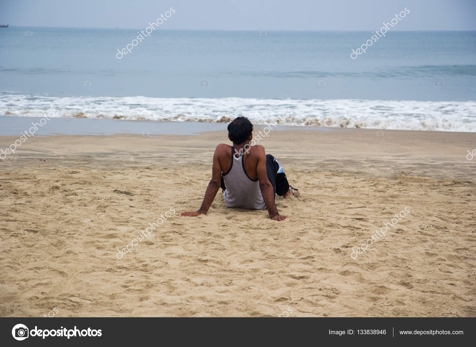 joven mirando al mar país vasco U84A5316-f16