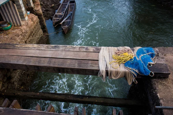 Vue du pont à la maison des pêcheurs sur la rivière — Photo