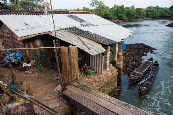 Vista da ponte para a casa dos pescadores no rio — Fotografia de Stock