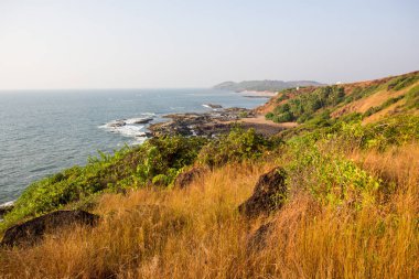 Arambol Hindistan'da kayalık sahilleri tatilinde dalgalar.