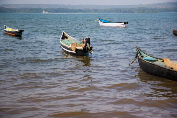 Barcos de pesca no lago, Índia — Fotografia de Stock