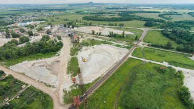 Uçan bir taş ocağı Ekskavatör üzerinde.