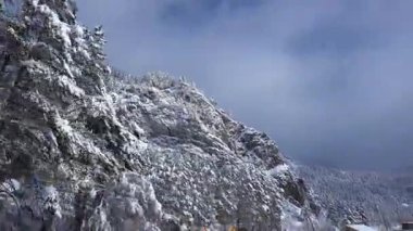 Dağ Altay yatay hareket, 4k bir otomobilin penceresinden