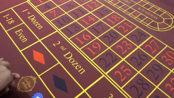 玩家下注在红色在轮盘赌桌上。赌场，4 k — 图库视频影像