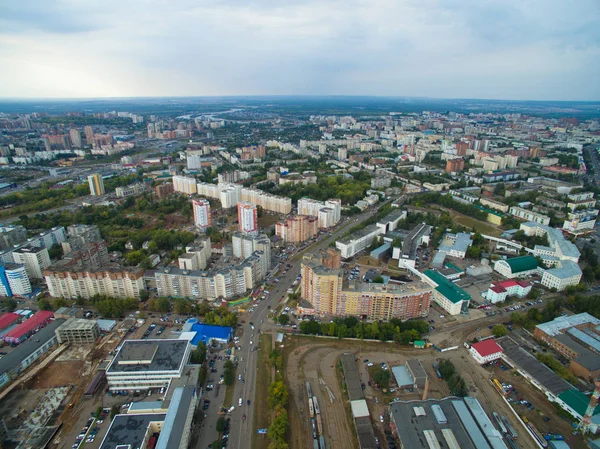 Пташиного польоту міста Уфа від трафіку, будівель, річка, ліс — стокове фото