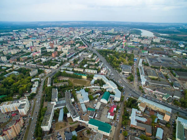 Vista aérea de la ciudad Ufa desde el tráfico, edificios, río, bosque —  Fotos de Stock