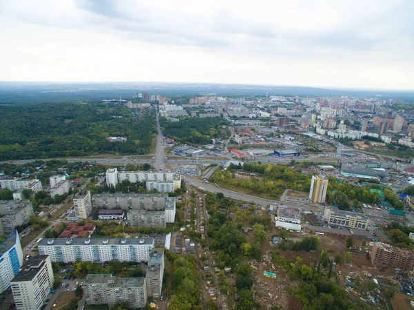 Пташиного польоту міста Уфа від трафіку, будівель, річка, ліс — стокове фото